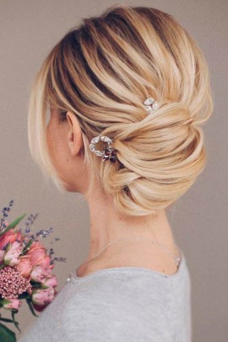 incredibly-cool-hairstyles-for-thin-hair-blonde-messy-updo-accessories-334x500