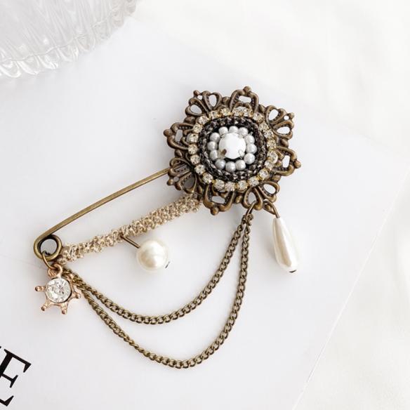 JK LOLITA BROOCH~PEARL CHAINS~JK006