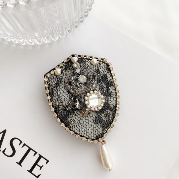 JK LOLITA BROOCH~SHIELD~JK014